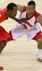 <b>Ohio State's Jeremie Simmons, left, tries to drive past Trevon Hughes</b>