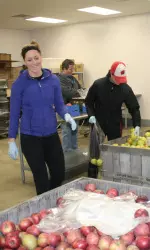 <b>The Badgers spent time bagging apples at Second Harvest.</b>
