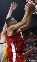 <b>Ryan Evans' career-high 16 points and eight rebounds helped the Badgers grab a road win over Milwaukee on Tuesday.</b>