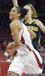 <b>Taylor Wurtz scored a game-high 21 points to lead the Badgers past Michigan for their third-straight win.</b>