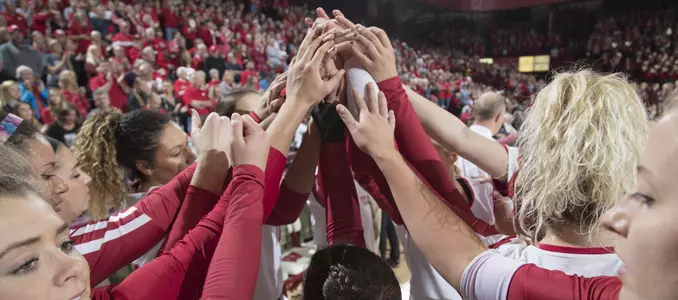 2016 Badger volleyball team huddle
