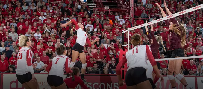 Wisconsin volleyball versus Minnesota Oct. 12, 2016. #4 Kelli Bates