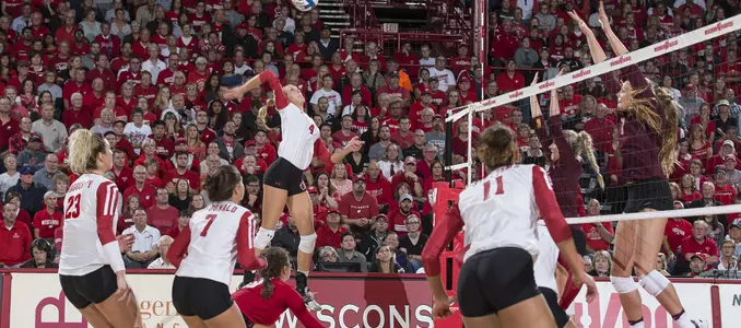 Wisconsin volleyball versus Minnesota Oct. 12, 2016. #4 Kelli Bates