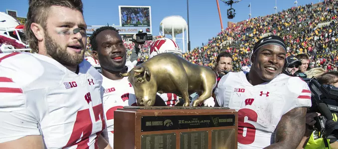 Football wins 2016 heartland trophy, Vince Biegel, Corey Clement