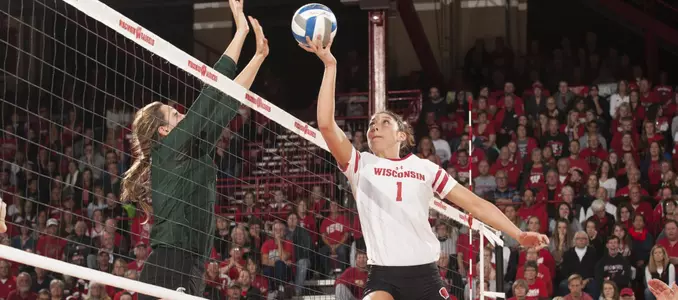 Lauren Carlini has a one-handed set.