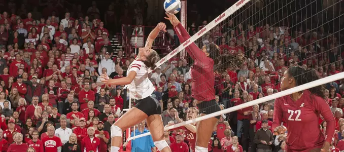 Lauren Carlini makes a great one-handed attack.