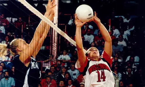 Colleen Bayer sets the ball