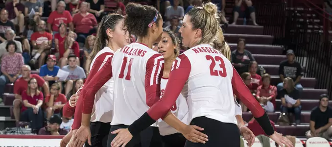 2016 Badger volleyball team huddle