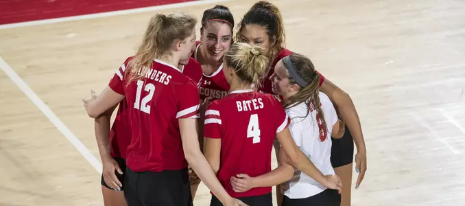 2016 Badger volleyball team huddle