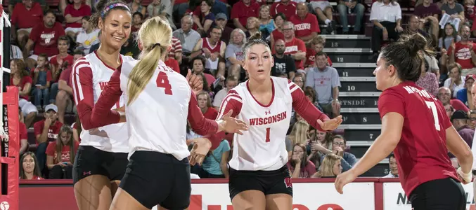 2016 Badger volleyball team huddle
