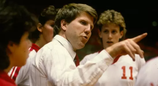 Steve Lowe talks to his team during a time out