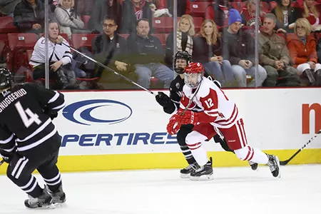 Men's hockey vs. Omaha 2016 Grant Besse