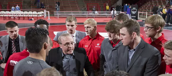 Davis talks in huddle