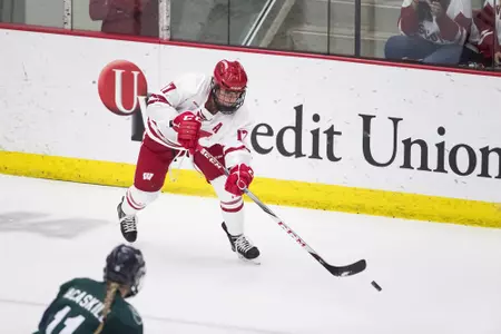 Lauren Williams makes a pass against Mercyhurst