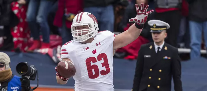 Photo of Michael Deiter football vs. Illinois 2017