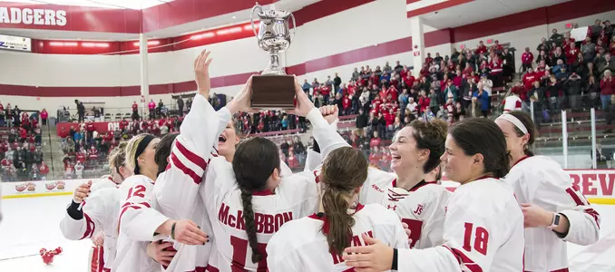 Women's Hockey vs. Minnesota Duluth WCHA Trophy Seniors 2017