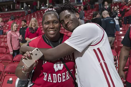 Men's basketball vs. Maryland 2017 Nigel Hayes and mom