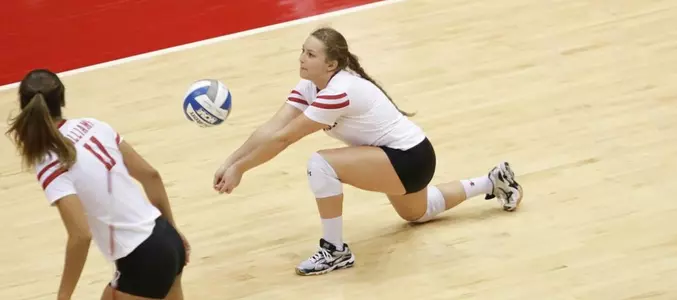 Sarah Dodd digs the ball