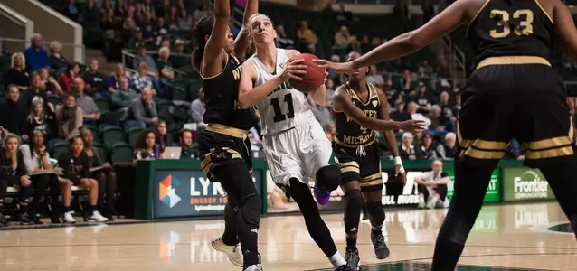 Kelly Karlis drives to the basket