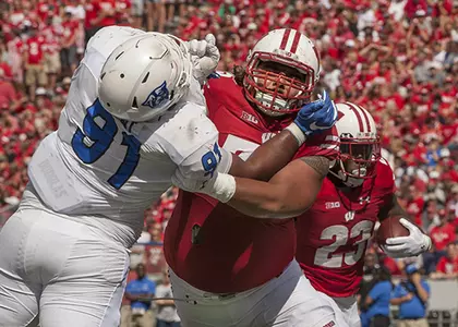 Micah Kapoi blocking during Wisconsin football game vs. Georgia State 2016