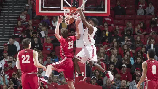 Khalil Iverson dunks during 2017 Red-White Scrimmage