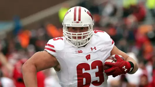 Michael Deiter running with football after interception vs. Illinois 2017