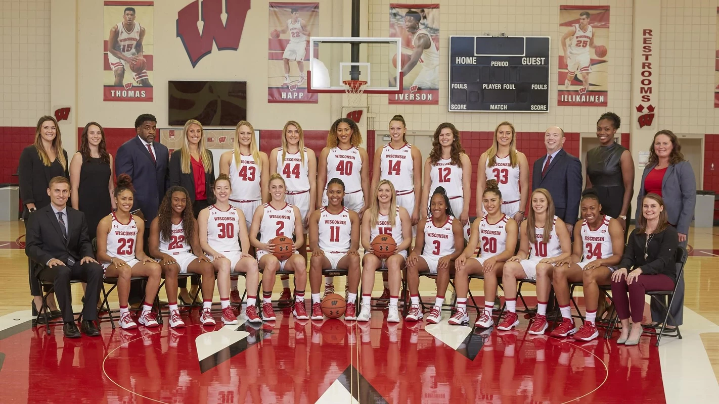 2018-19 women's basketball team photo