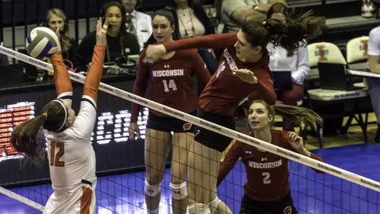 Dana Rettke hits the ball against an Illinois blocker