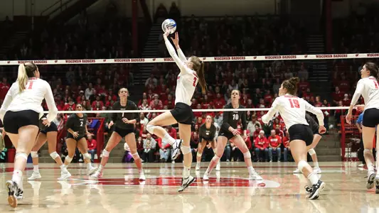 Sydney Hilley sets up the ball during the match.