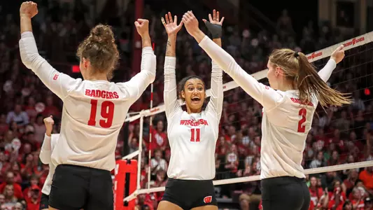 Tionna Williams, M.E. Dodge, Sydney Hilley volleyball vs. Texas 2018