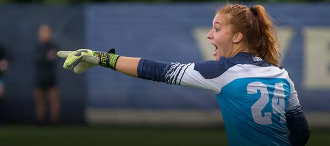 Jordyn Bloomer in goal