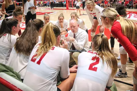 Head coach Kelly Sheffield talks to volleyball players in a team huddle on the side of the court at the UW Field House in match vs. Texas 2018