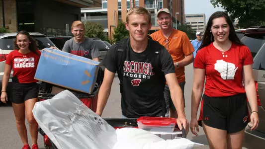 Badgers Give Back - student-athletes help at campus move-in day 2018