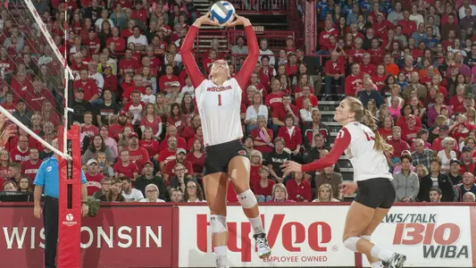 Lauren Carlini sets up the ball during a match.