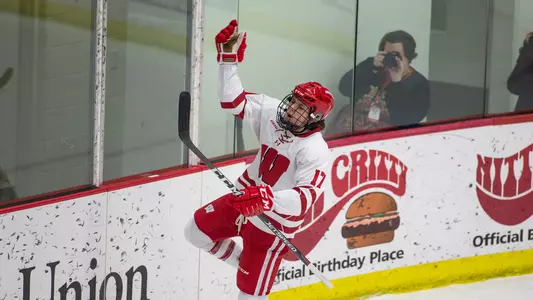 Freshman Curl sparks comeback to sweep SCSU