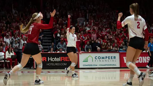 Badgers celebrate a point vs Minnesota