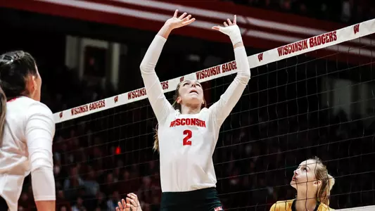 Sydney Hilley sets up a teammate for a kill.