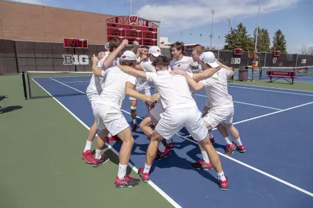 Men's tennis team huddle at Nielsen Tennis Stadium 2019