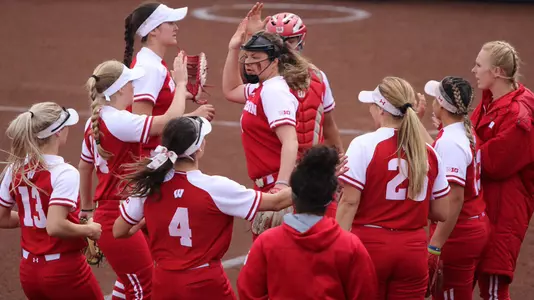 Softball team huddle Iowa