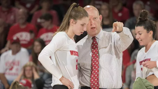 Kelly Sheffield talks to Sydney Hilley during a time out.