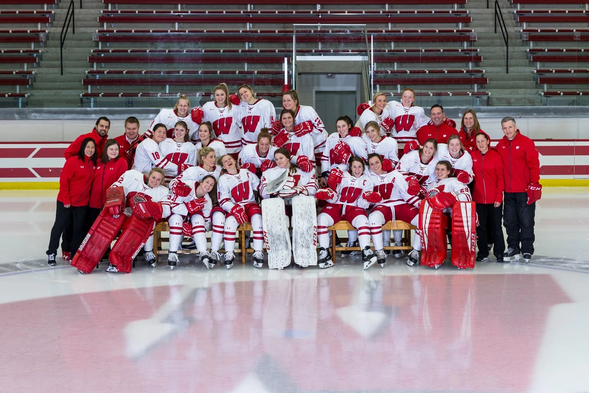 2017-18 Women's Hockey Team Photo