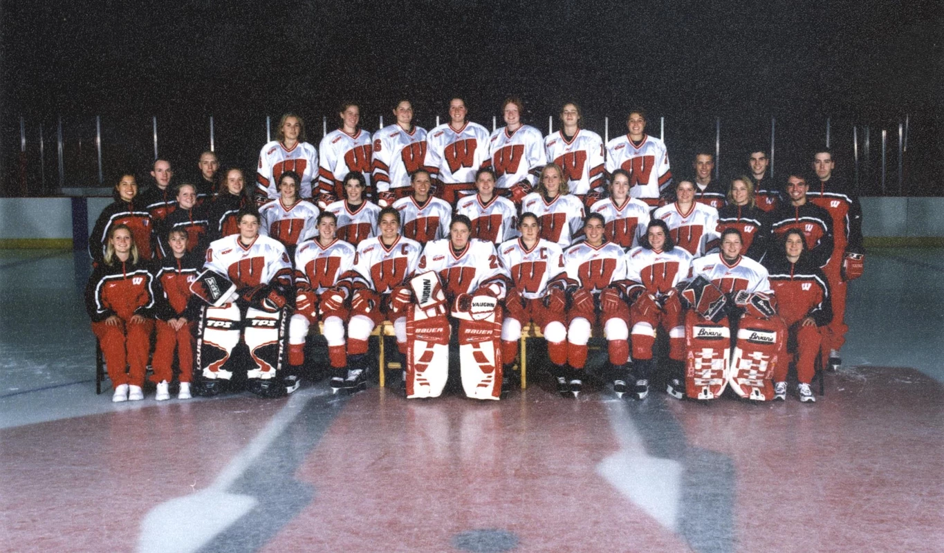 2000-2001 UW Women's Hockey Team Photo