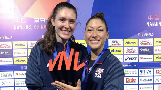 Dana Rettke and Lauren Carlini at the 2019 VNL Championship.