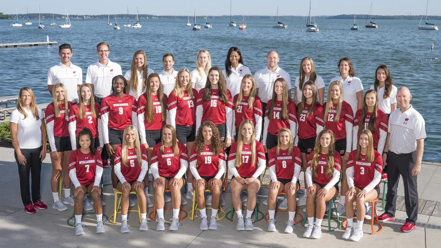 2019 volleyball team photo with coaches