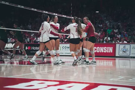 Badgers huddle after a point