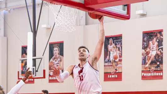 Micah Potter dunks during practice