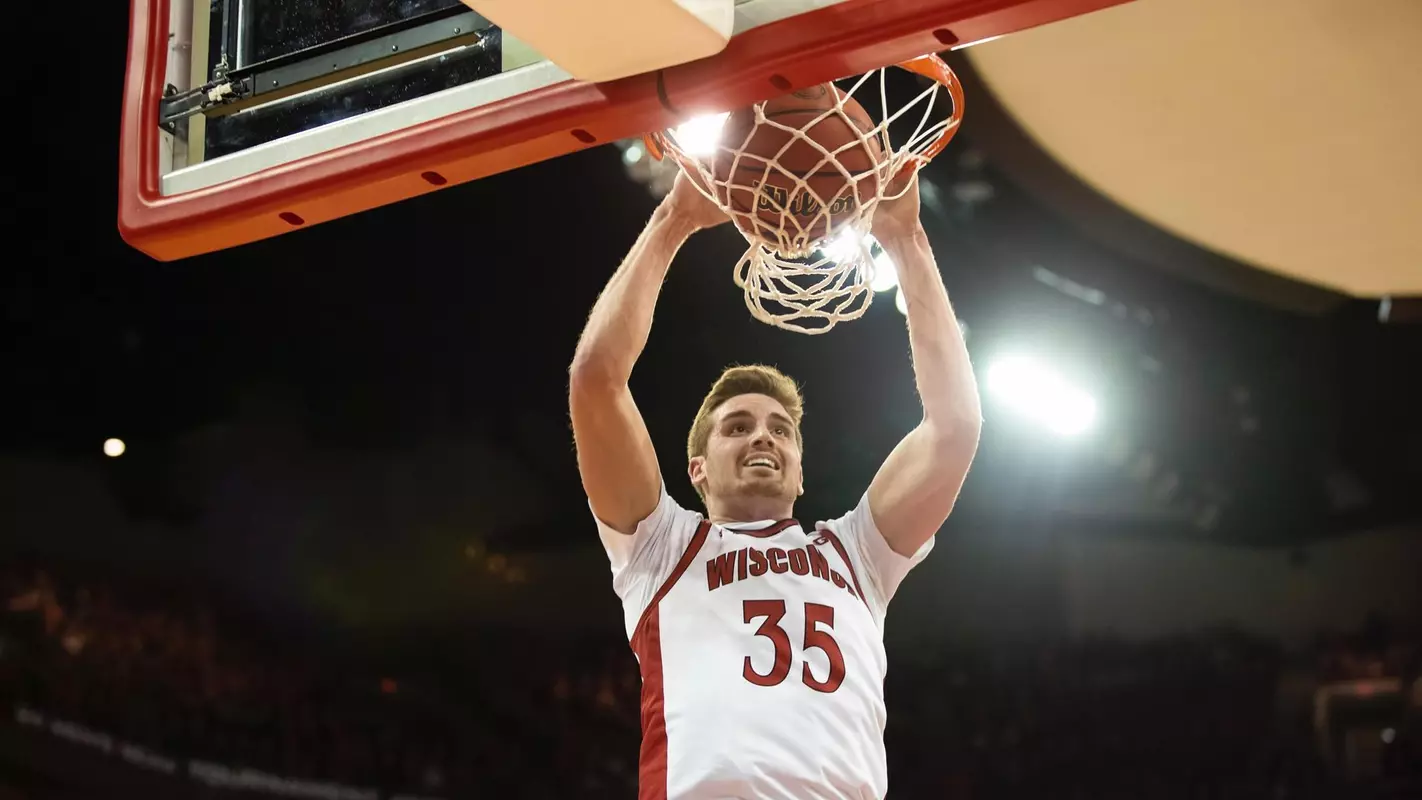 Nate Reuvers dunks against Rutgers 2/23/2020