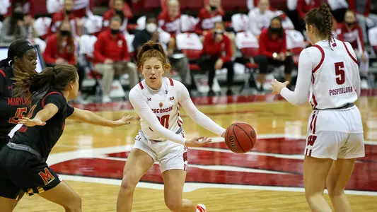 Sydney Hilliard hands off to Julie Pospisilova