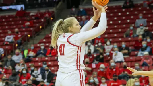 Sara Stapleton puts up a shot.