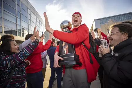 Micah Potter celebrates Big Ten Championship with fans